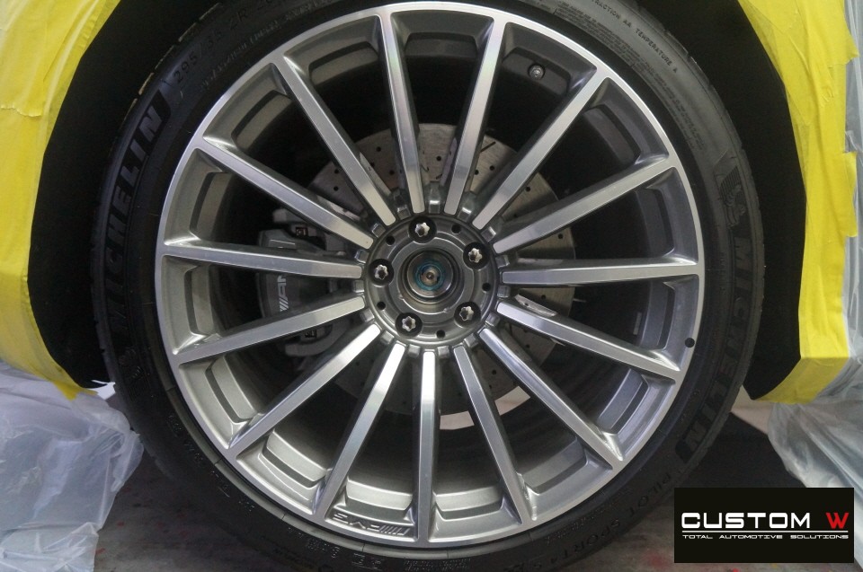 경기남부 / 멋지게 랩핑 된 벤츠 GT43 AMG 4도어 블랙유광 휠도색, 카본 세라믹 브레이크 골드 컬러 캘리퍼 도색. / 용인 처인구 / 성남.용인.이천