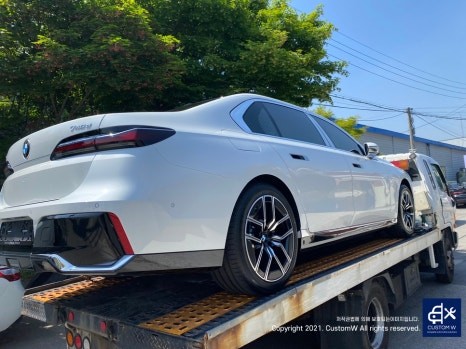 경기남부 / 따끈따끈한 신차~(미등록 차량 / 번호판 미장착) BMW G70 740D 블랙 유광 휠 4개+휠 커버 20개 총 24개 도색 +  블루 캘리퍼 도색 / 용인 처인구 / 성남.용인.이천