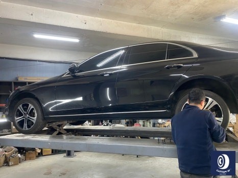 벤츠 W213 E200 분진 / 세척 관리가 어려운 밋밋한 실버 18인치 휠을 멋지게 다이아몬드 커팅 가공 / 커스텀 작업으로 고급스럽고 관리 편한 블랙 폴리시 휠로_!! / 용인 처인구