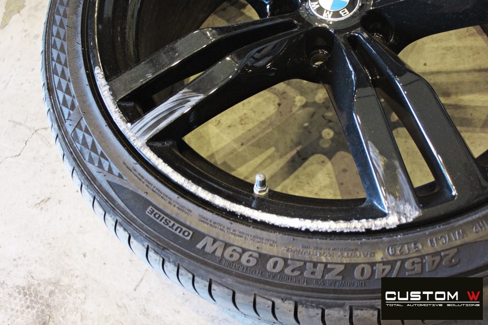 BMW 6GT 640i 휠 상처 수리 후 블랙유광 휠도색