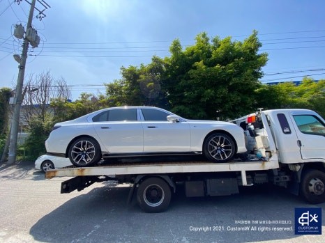 따끈따끈한 신차~(미등록 차량 / 번호판 미장착) BMW G70 740D 블랙 유광 휠 4개+휠 커버 20개 총 24개 도색 +  블루 캘리퍼 도색