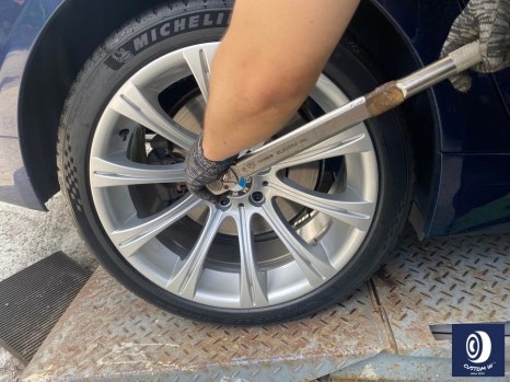 엉망진창 잘못된 휠 수리 도색 이력이 있는 BMW E60 535d (M5 휠) 약품 박리 후, 알루미늄 상태에서 휠 생산공정 동일하게 올바른 공정으로 실버 휠 복원 도색_!