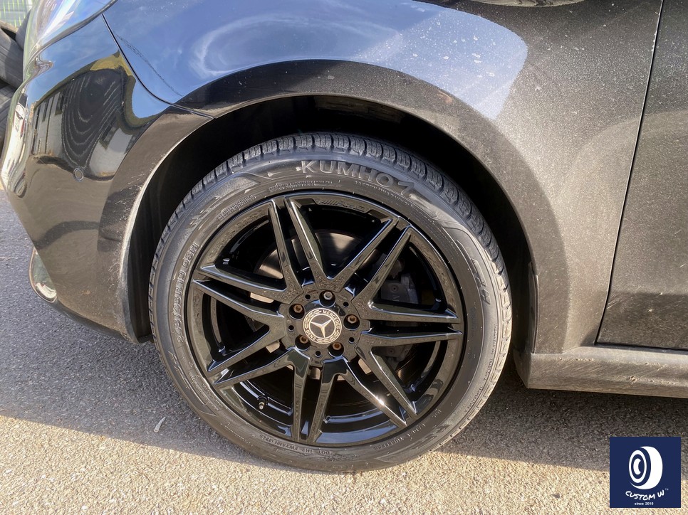 벤츠 V클래스 V300D 휠 상처 수리 후, 블랙 유광 휠도색 + 손상된 타이어 신품으로 교체 작업까지_!