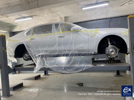 따끈따끈한 신차~(미등록 차량 / 번호판 미장착) BMW G70 740D 블랙 유광 휠 4개+휠 커버 20개 총 24개 도색 +  블루 캘리퍼 도색