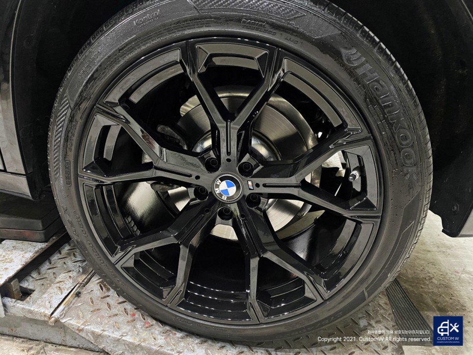 BMW X3 박리 후 블랙유광 휠도색