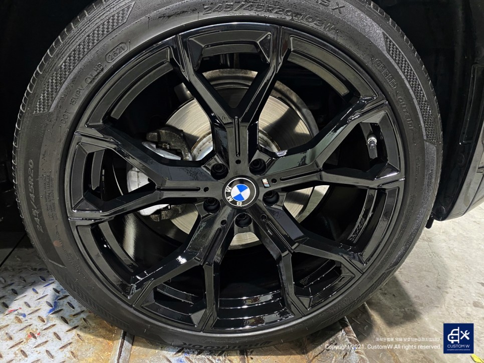 BMW X3 박리 후 블랙유광 휠도색