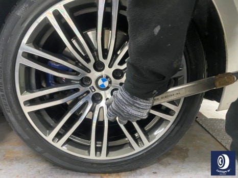 BMW G30 530i 664M 휠 상처 수리 후, 다이아몬드 커팅 복원 (feat. 손상된 타이어도 신품으로 교환 장착까지_!)