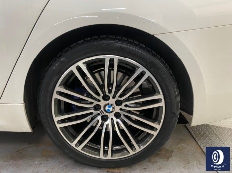 BMW G30 530i 664M 휠 상처 수리 후, 다이아몬드 커팅 복원 (feat. 손상된 타이어도 신품으로 교환 장착까지_!)