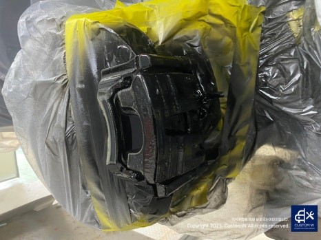 아우디 인증 중고차 상품화 작업  A8L(롱바디)  55TFSI CNC 다이아몬드 커팅 가공을 이용한 블랙 폴리시 휠 커스텀 도색 작업 그리고 블랙 캘리퍼 도색 작업까지_!