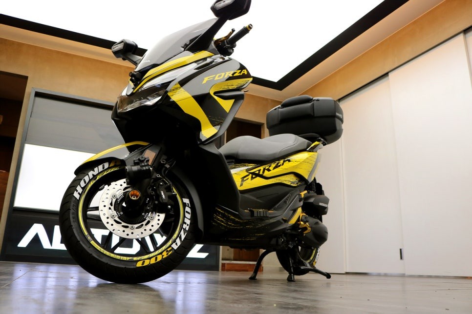 바이크 타이어에 스마트 레터링 장착완료 (feat. 혼다 포르자 300) / 충남 천안