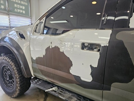 포드 랩터 F150 뿌리는 랩핑 제거 후 고광택 나르도 그레이 전체랩핑 시공