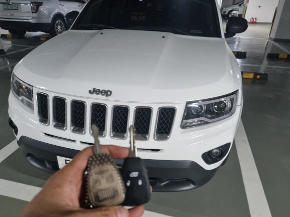 지프 랭글러,레이게이드 전연식 자동차키 -> 신형 BMW 타입 LCD 액정 디지털키로 이식 개조,전용 JEEP 로고 맞춤제작 시공 및 스페어키 여분키 추가 구매 가능. 전국출장.