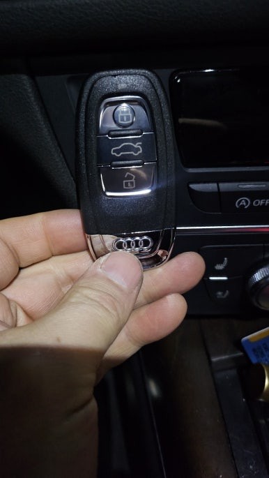 AUDI 아우디 A4, A6, A7, A8, Q3,Q5,Q7 차량 자동차키 긴급 분실시 전국24시 출장 키복사, 스페어키 여분키 제작 및 키만 추가 구매 가능. 수입차키 전문가 항