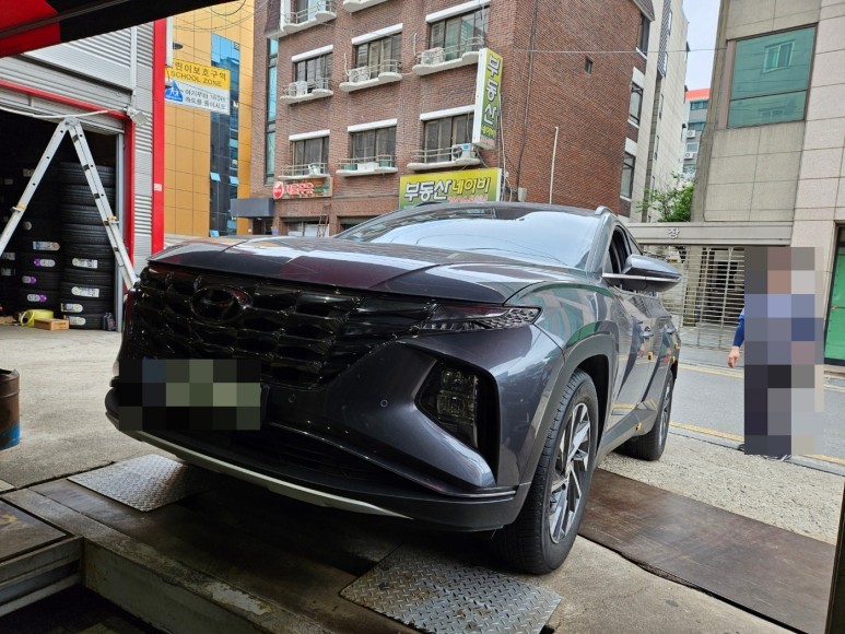 여의도 투싼 NX4 미쉐린 235 60 18 타이어 제품 장착 / 서울 강서구