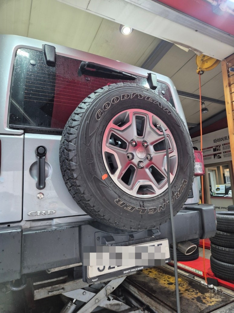 랭글러 순정 굿이어 타이어 245 75 17 할인가격에 교체 / 서울 강서구 화곡동 | 오늘의카 - 튜닝,정비 시공후기 모음 앱