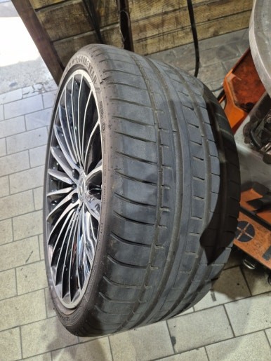 벤츠 CLS450 타이어 옆면 손상으로 컨티넨탈 타이어 장착