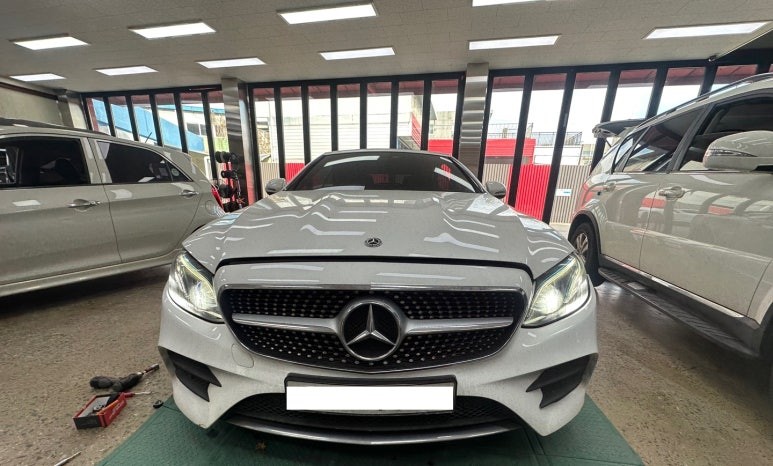벤츠 E클래스 E220d 카브리올레 - 데이라이트 및 후미등 수리 [