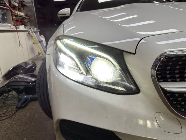 벤츠 E클래스 E220d 카브리올레 - 데이라이트 및 후미등 수리 [