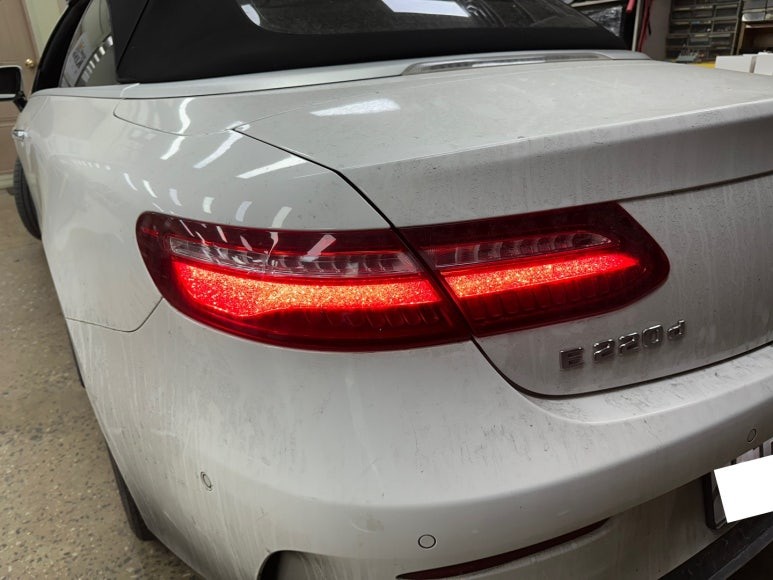 벤츠 E클래스 E220d 카브리올레 - 데이라이트 및 후미등 수리 [