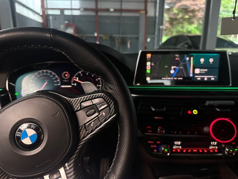 BMW 550i G30 - 애플 카플레이, 분활 스크린을 풀스크린으로 변경하기 위한 헤드유닛 펌웨어 업데이트 (날씨 컨넥티드도 활성화!) / 대전 서구 탄방동