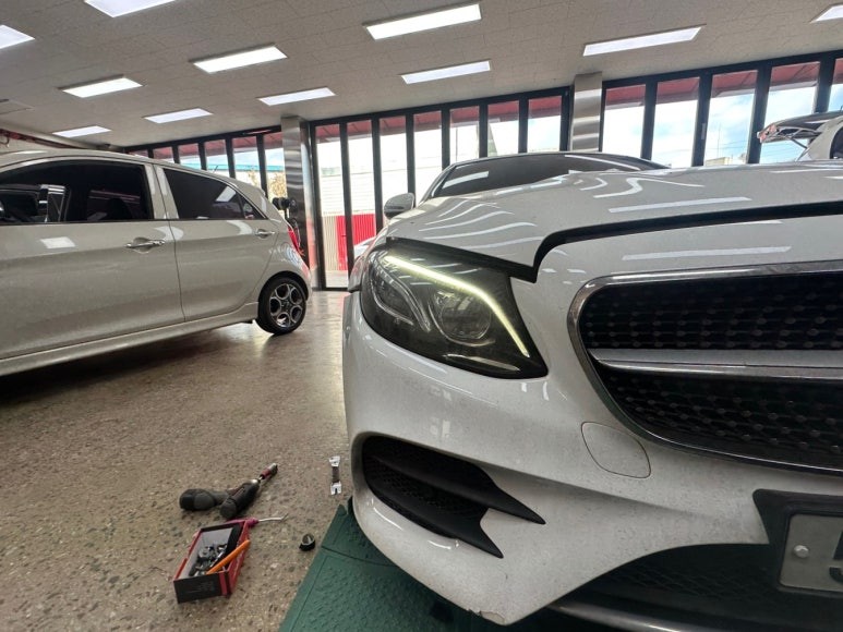 벤츠 E클래스 E220d 카브리올레 - 데이라이트 및 후미등 수리 [