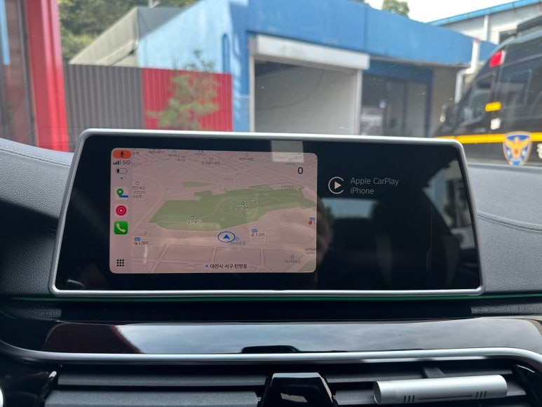 BMW 550i G30 - 애플 카플레이, 분활 스크린을 풀스크린으로 변경하기 위한 헤드유닛 펌웨어 업데이트 (날씨 컨넥티드도 활성화!) / 대전 서구 탄방동