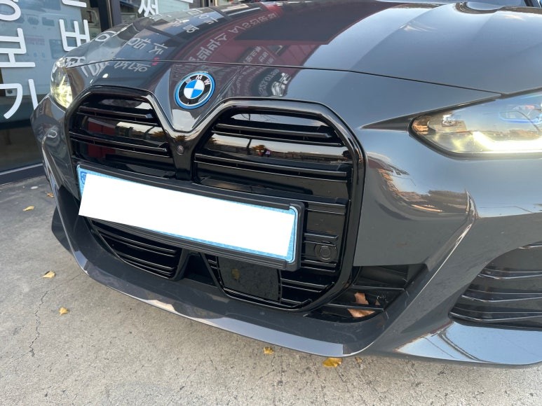 BMW i4 G26 - 키드니 M 블랙 유광그릴 튜닝과 주행사운드 아이코닉 사운드 추가! / 대전 서구 탄방동