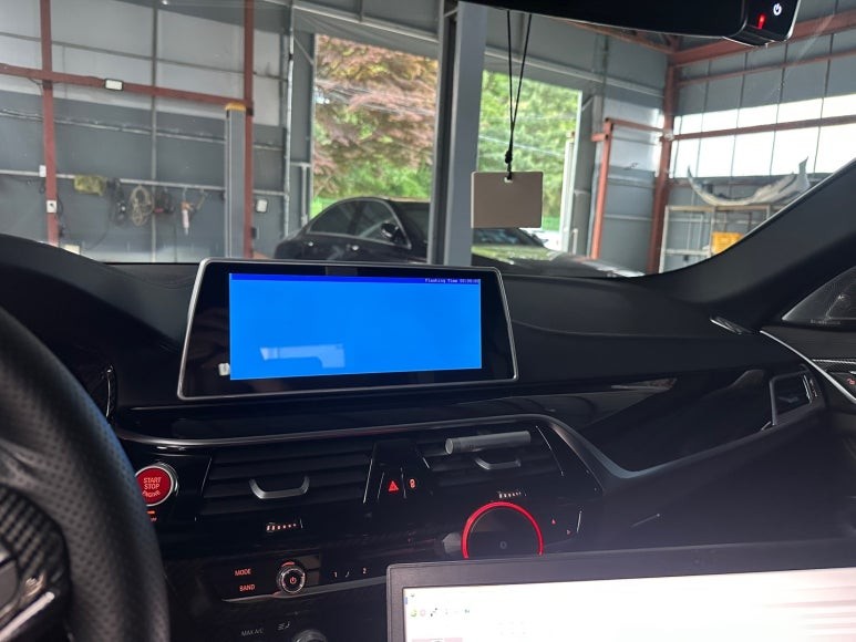 BMW 550i G30 - 애플 카플레이, 분활 스크린을 풀스크린으로 변경하기 위한 헤드유닛 펌웨어 업데이트 (날씨 컨넥티드도 활성화!) / 대전 서구 탄방동