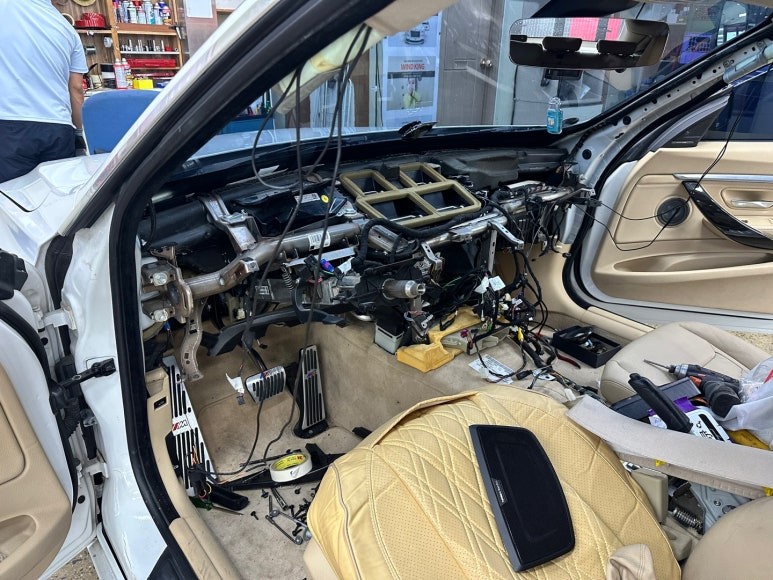 BMW 3GT (F34) - 순정 HUD 헤드업 디스플레이 드르륵 소리와 함께 화면 이상 증상! 수리 방법과 비용? / 대전 서구 탄방동