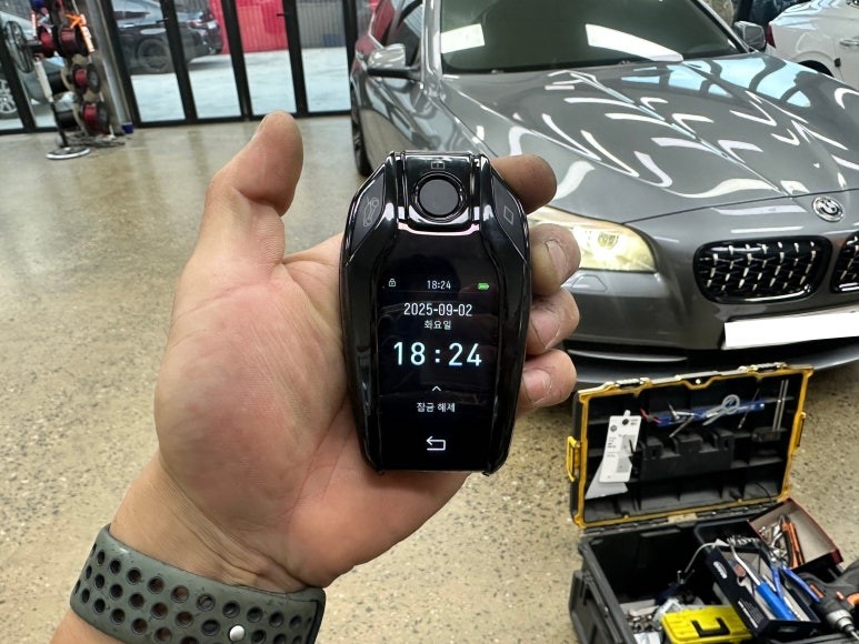 BMW 5시리즈 520d F10 - 신형 스마트키 원격시동 경보기 장착과 디스플레이 키 튜닝! [대전 이지가드 장착점] / 대전 서구 탄방동