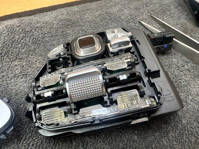 벤츠 E클래스 E300 W213 , 후기형 정품 신형 핸들로 이식하였습니다 [대전 벤츠신형핸들 개조] / 대전 서구 탄방동