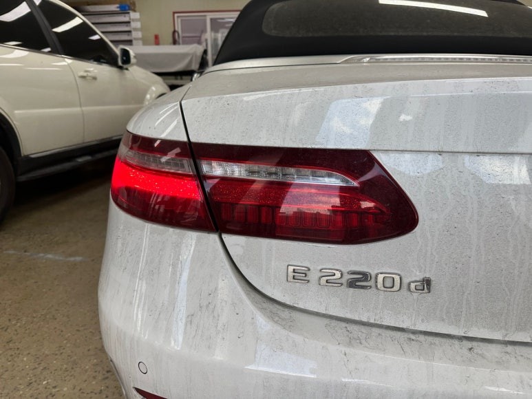 벤츠 E클래스 E220d 카브리올레 - 데이라이트 및 후미등 수리 [