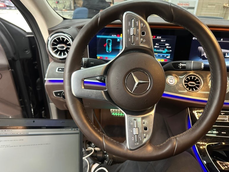 벤츠 CLS300d (W257) - 순정 후방카메라 커버가 안 열리고 플랩모터 드르륵 거리는 현상 수리 / 대전 서구 탄방동