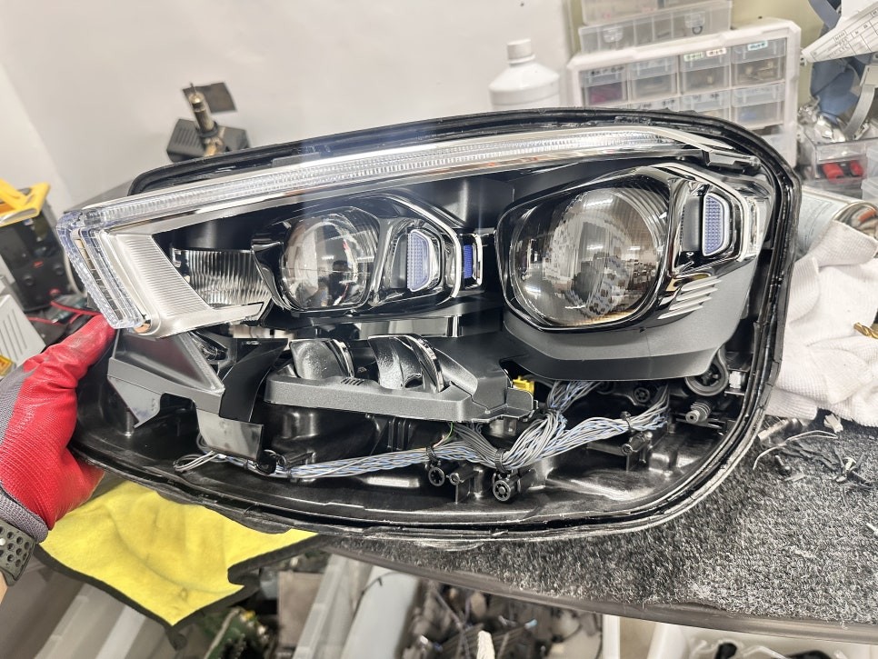벤츠 E클래스 E220d (W213 후기형) - 헤드라이트 돌빵 파손, 투명 렌즈 커버 교환으로 완벽 수리완료! [대전 헤드램프 수리] / 대전 서구 탄방동