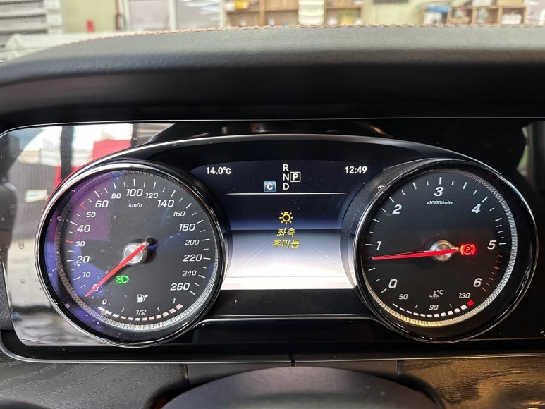 벤츠 E클래스 E220d 카브리올레 - 데이라이트 및 후미등 수리 [