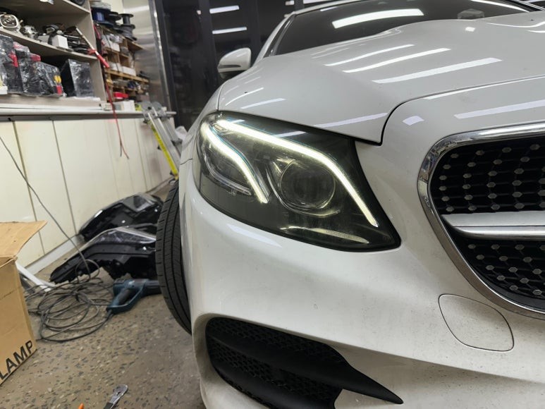 벤츠 E클래스 E220d 카브리올레 - 데이라이트 및 후미등 수리 [