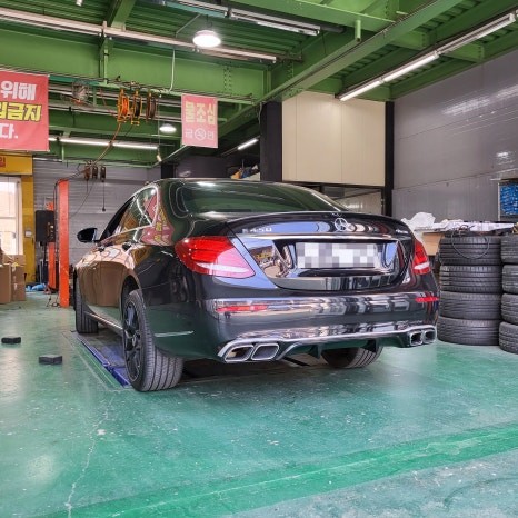 벤츠 E 클래스 W213 익스클루시브 전용 E63AMG 앞 범퍼 작업