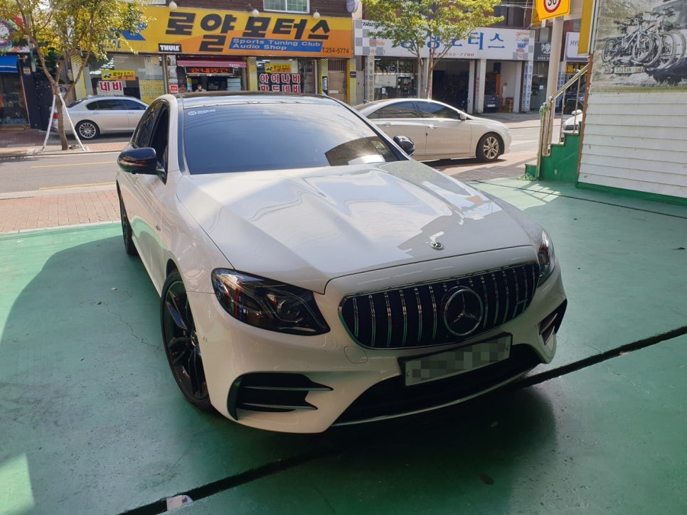 벤츠 E클래스 W213 AMG범퍼 전용 프론트립 바디킷을 제품부터 작업 방식까지 하나하나 알아보자.