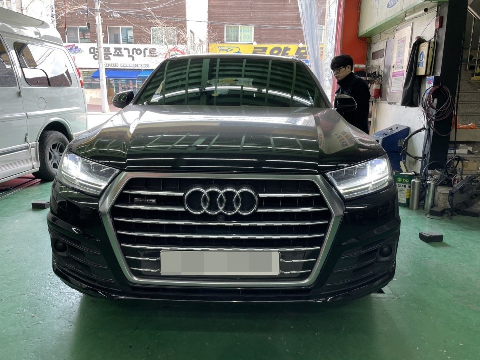 아우디 Q7 RSQ7 프론트그릴을 제품부터 작업 방식까지 자동차용품 전문 쇼핑몰 크라운제이카에서 하나하나 알아보자