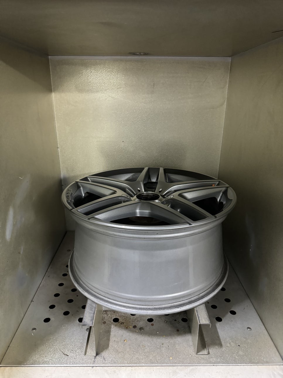 휠 복원 S클래스 주차타워 진입하다 생긴 스크래치 / 서울 서초