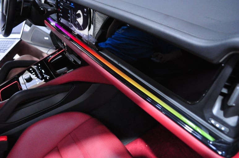 2023 카이엔 쿠페 앰비언트 라이트, 벤츠 액티브 부럽지 않은 화려함! (순정 연동)