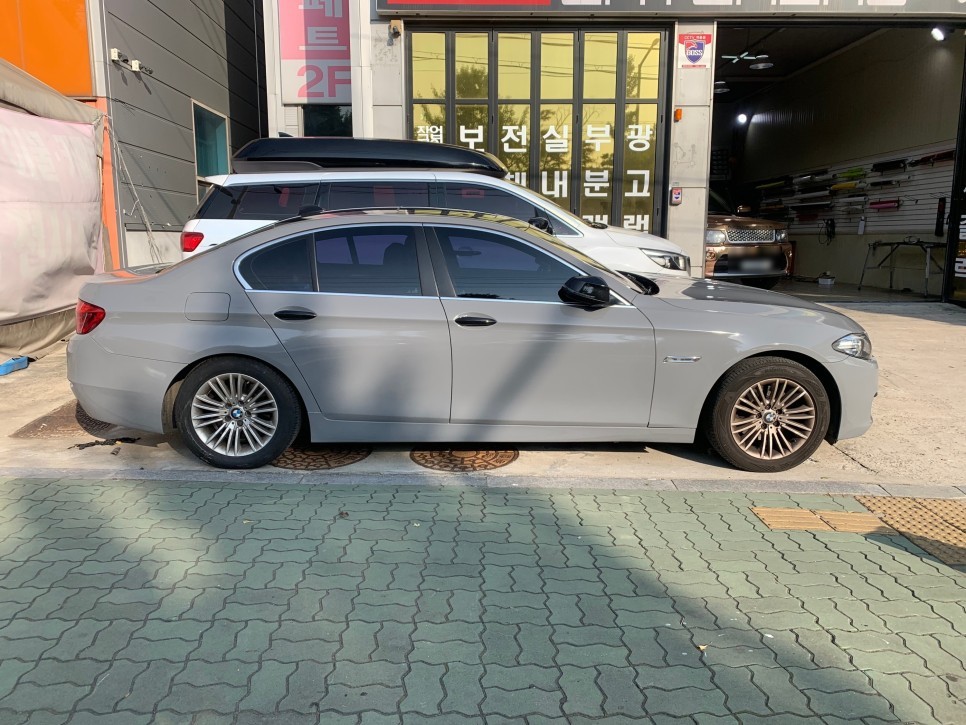 인천랩핑 전문업체 아이캐칭_ BMW 520D, 에이버리 락그레이 전체랩핑 시공후기 / 인천 서구, 부평, 부천
