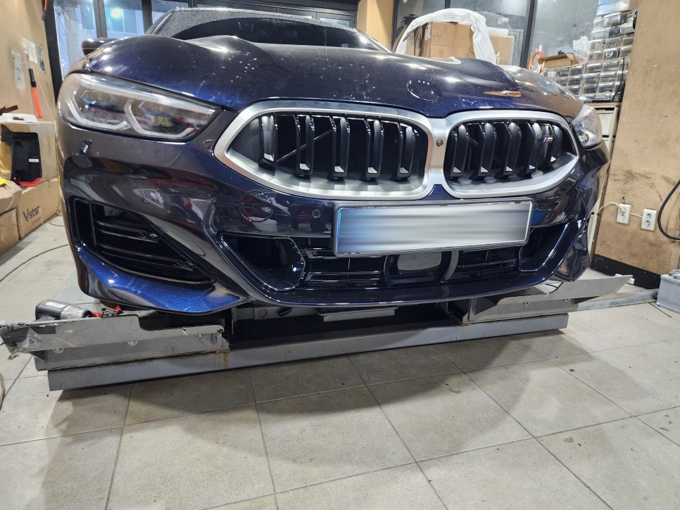 BMW 840i 사고수리(보험수리)로 아이코닉글로우 장착 & 850i 개조 가능합니다.
