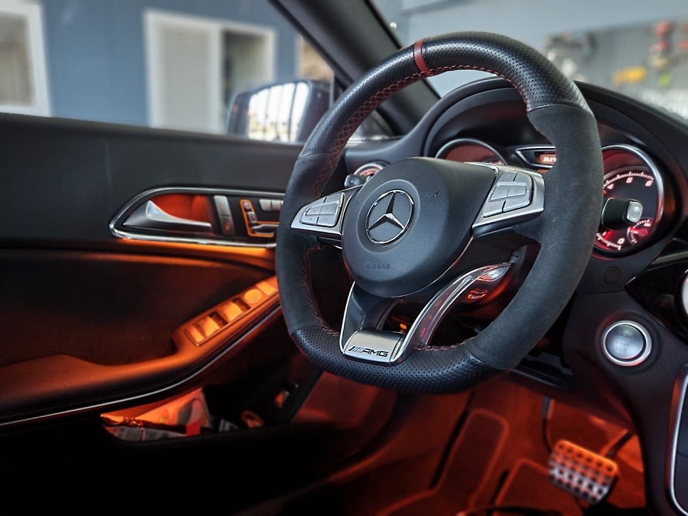 벤츠 CLA250 - 엠비언트 FULL SET , 송풍구 별도 사용으로 투톤 느낌 !!!  커스텀 잠자리 카본핸들, 컬러안전벨트(레드)
