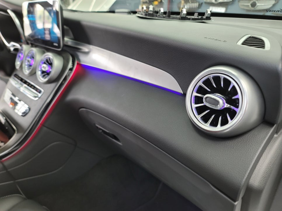 벤츠 엠비언트 맛집 > 벤츠GLC300e - 송풍구 엠비언트, 데쉬보드 엠비언트, 1열 컬러 안전벨트 