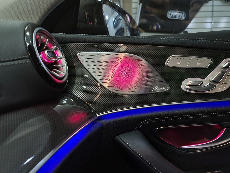 벤츠 CLS 400D 전동센터스피커, 부메스터 엠비언트 뿜뿜!