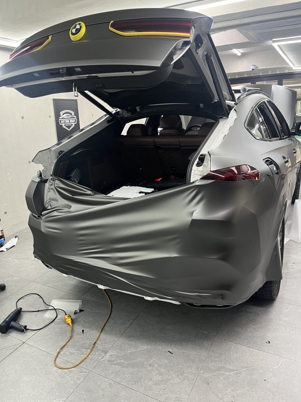 ⚡시선을 압도하는 존재감! 흰색 BMW X6, AMG그레이 랩핑으로 재탄생하다. (Feat.데이토나랩) / 송파구 가락동