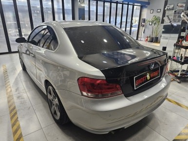 BMW 120D 쿠페, 포지드카본 랩핑으로 완전히 달라진 트렁크!  | 고양랩핑/일산랩핑/파주랩핑/강서랩핑/은평랩핑