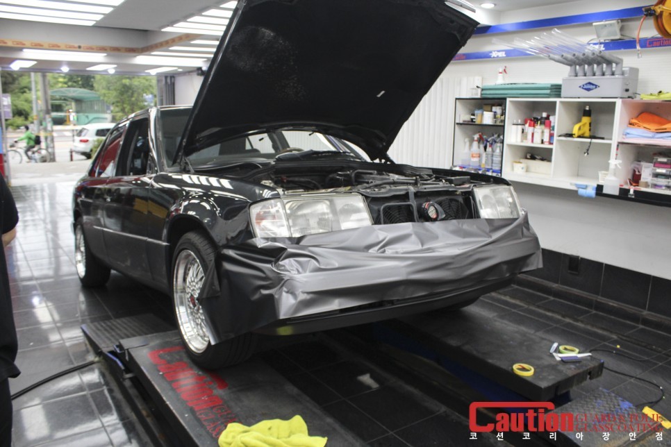W124의 놀라운 부활! 벤츠 300E의 리스토어 사틴블랙 전체랩핑