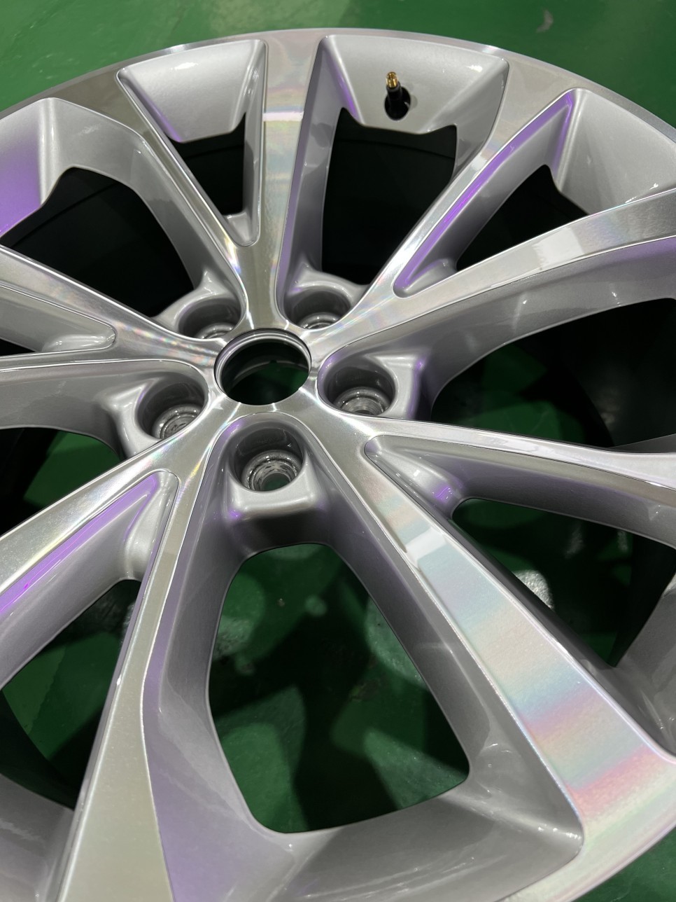 대구 휠복원 대구 휠수리 대구 휠도색 타이어 전문샵 휠플레이 [포드 익스플로러 21인치 순정 다이아몬드 컷팅 휠복원 작업입니다.] / 대구 서구 평리동